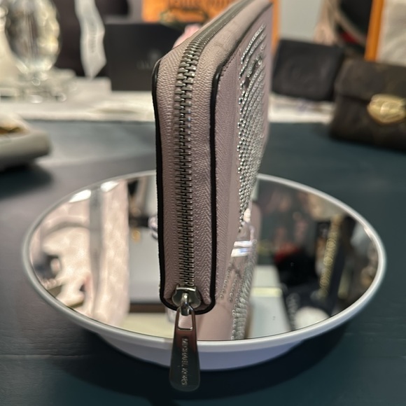 Authentic Michael Kors Women’s Wallet, EUC in Pink w/Studded Center Accent - Picture 4 of 16